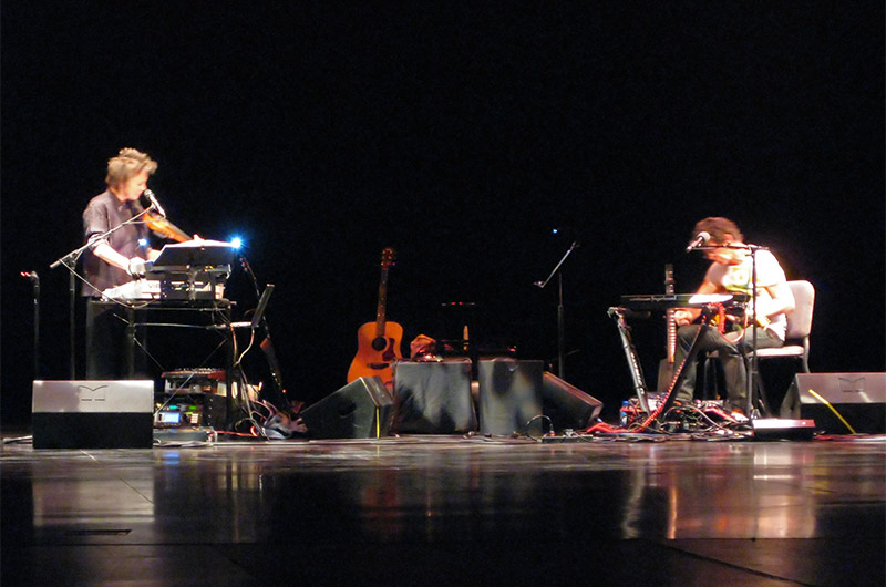 Laurie Anderson and Lou Reed sharing the stage in Chandler, Arizona for the Mind Meets Music benefit concert April 5, 2009