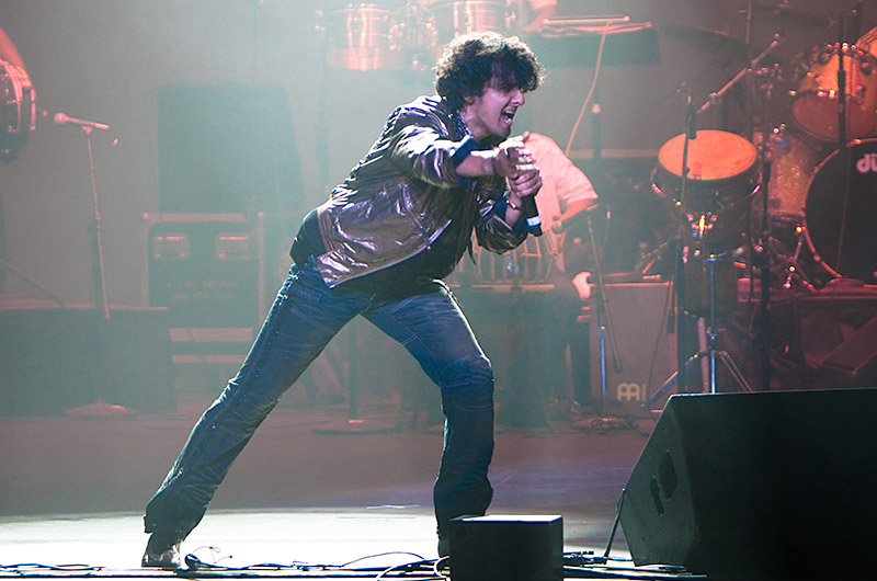 Sonu Nigam performing at the Phoenix Symphony Hall in Phoenix, Arizona on August 15, 2009