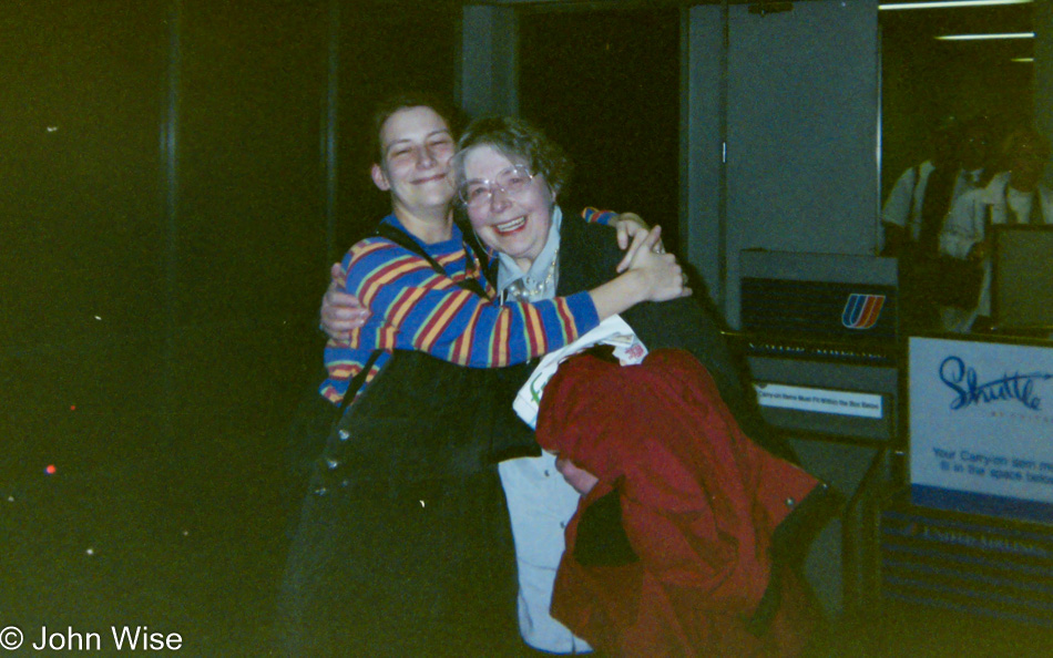 Jutta Engelhardt and Caroline Wise at Phoenix Skyharbor Airport in Arizona