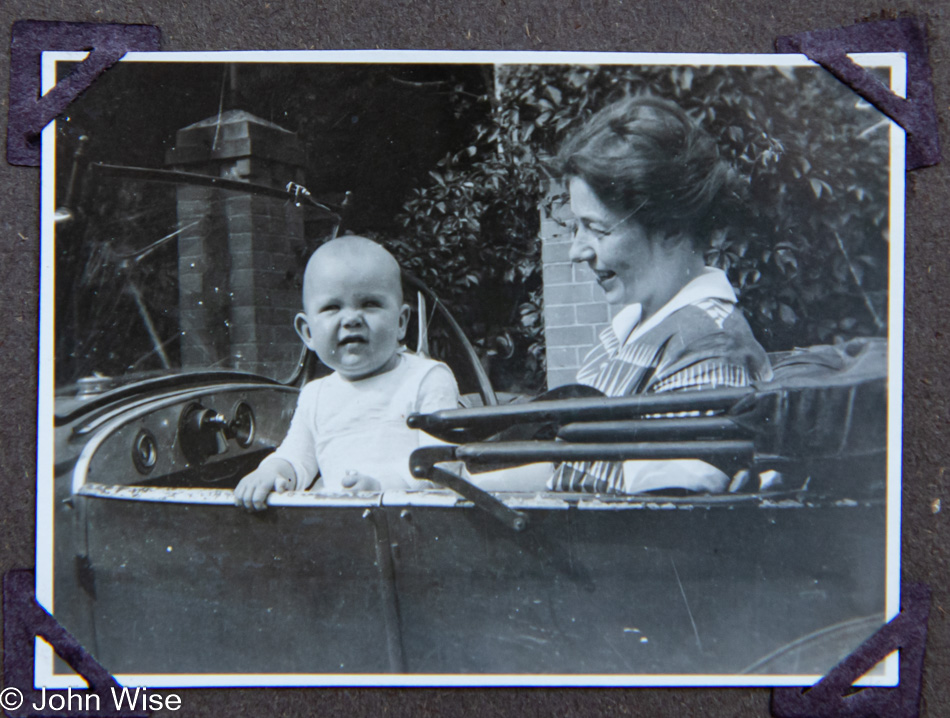 Friedhelm Linnenkohl in family BMW in 1927