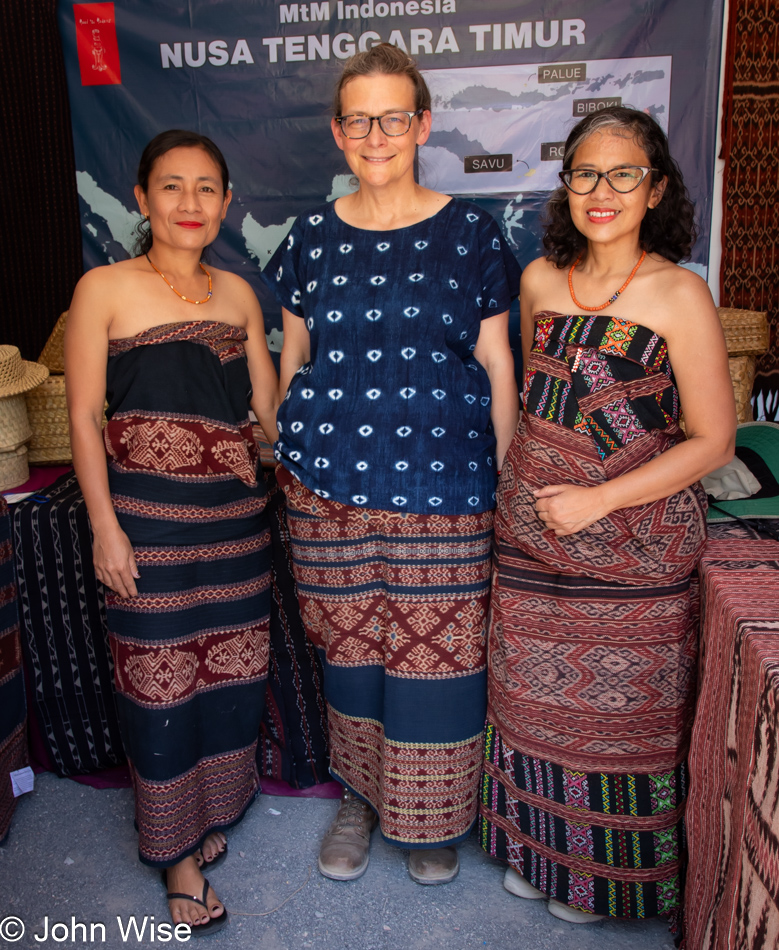 Caroline Wise with Suvanese weaver Ice Sarlince Tede Dara, Caroline Wise, and Maria Cristina Guerrero at the International Folk Art Market in Santa Fe, New Mexico